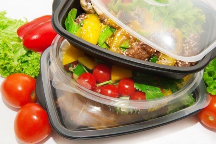 هل وضع الأطعمة والمشروبات الساخنة في علب وأكواب بلاستيكية يسبب السرطان؟ رئيس “الغذاء والدواء” يجيب