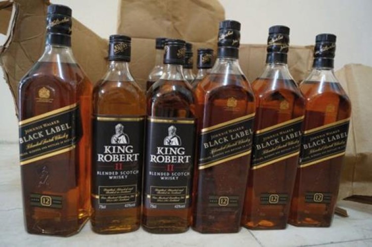 “الجمارك” تحبط تهريب مئات الآلاف من زجاجات الخمر والحبوب المخدرة إلى المملكة (فيديو)