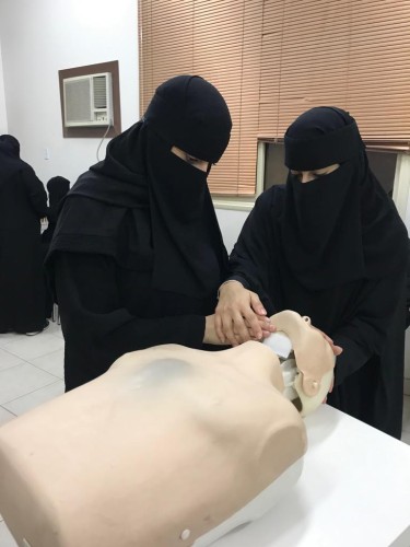 الهلال الأحمر بالشرقية يقيم دورة المسعف الكفيف لكفيفات المنطقة