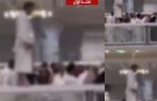 مشهد أثار الجدل بالحرم.. معتمر يصلي فوق حاجز زجاجي والأمن يتدخل سريعا (شاهد)