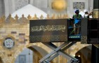 في مشهد مهيب.. بدء تجهيز كسوة الكعبة المشرفة الجديدة داخل المجمع