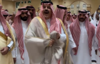 لفتة لا تُنسى.. شاهد: سمو أمير حائل يفاجئ عريسًا بحضوره بعدما علم بزواجه في القاعة المجاورة