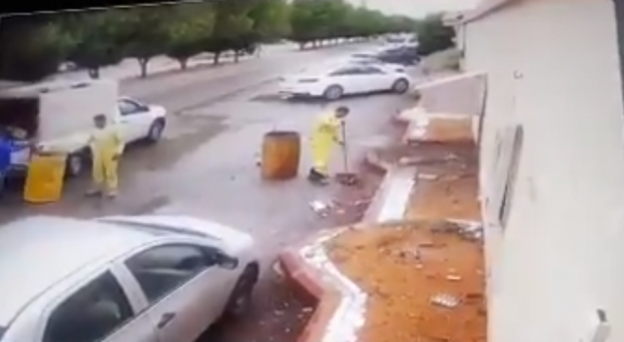 فيديو يكشف خداع عمال النظافة لمواطنين في الرياض