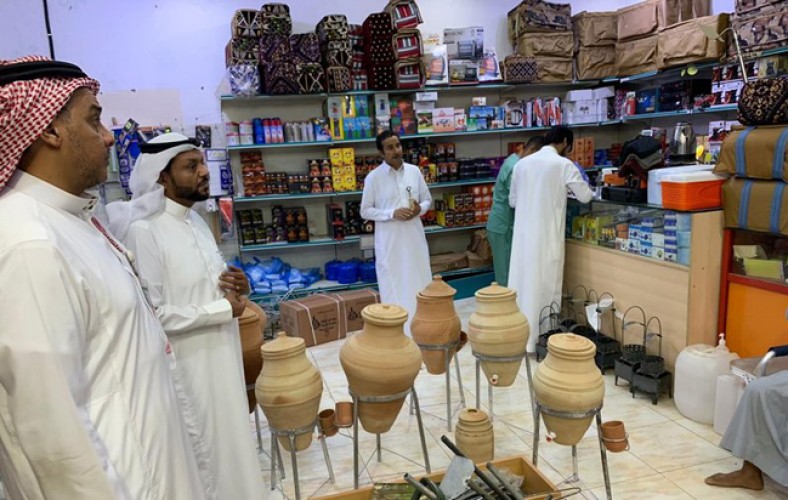 بالصور…ضبط وافد ييبع “التبغ” ضمن لوازم الرحلات في الرياض