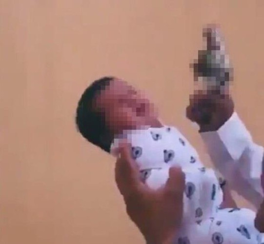 “شرطة الرياض” تضبط مُطلق النار الذي يحمل الرضيع.. وتكشف عن هويته