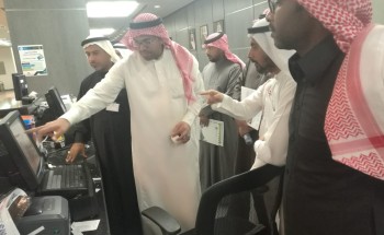 طلاب ثانوية الهفوف الليلية يزورون البريد السعودي