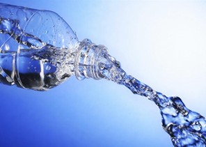 “الغذاء والدواء” تكشف حقيقة فوائد وأضرار الصوديوم في مياه الشرب المعبأة وتتوعد المضللين