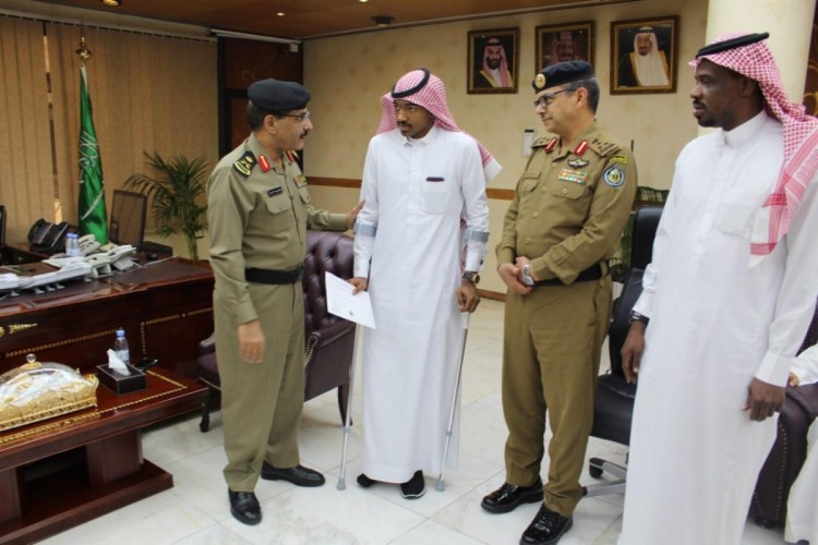 تكريم جندي بشرطة الرياض.. أصيب في «نقطة ضبط أمني»