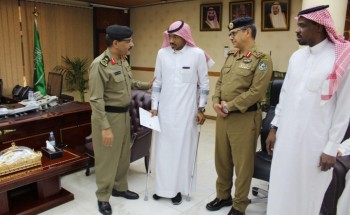 تكريم جندي بشرطة الرياض.. أصيب في «نقطة ضبط أمني»