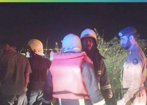 وفاة 3 أشخاص وإصابة 2 إثر سقوط مركبتهم في قناة تصريف بدومة الجندل (صور)