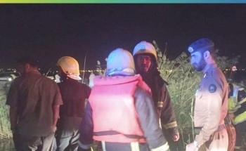 وفاة 3 أشخاص وإصابة 2 إثر سقوط مركبتهم في قناة تصريف بدومة الجندل (صور)