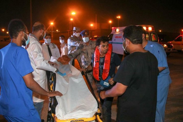 بالصور.. “حرس الحدود” بالمدينة ينقذ بحارًا فلبينيًّا تعرض لوعكة صحية