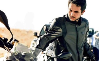 ولي العهد الأردني يصل إلى “تبوك” مستقلاً دراجته النارية (فيديو)