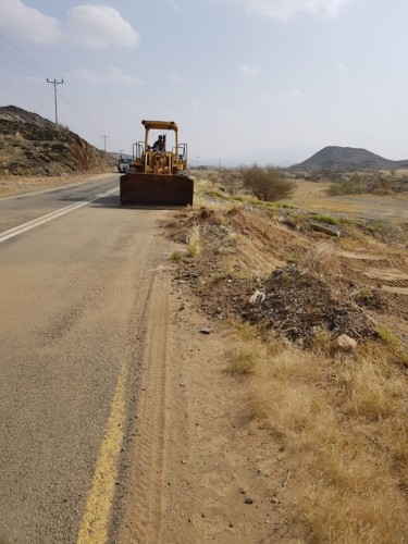 بلدية محافظة خليص تباشر مسح وإصلاح الطريق الرابط بين البريكة والسويلة