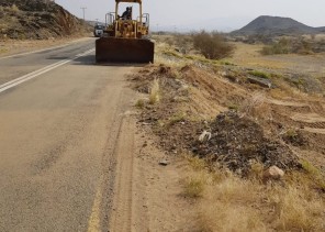 بلدية محافظة خليص تباشر مسح وإصلاح الطريق الرابط بين البريكة والسويلة