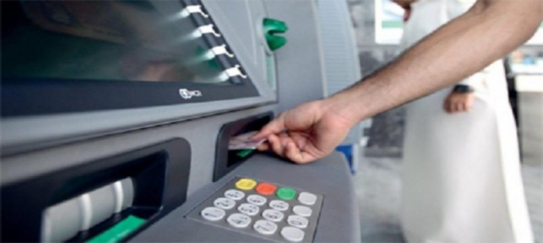 «البنوك» تحذر من «رسائل مشبوهة» تسرق بطاقات الصراف الآلي