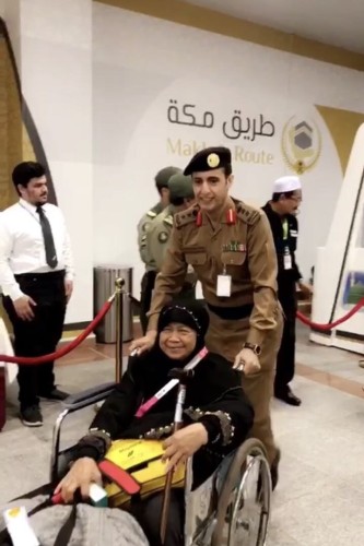 ضابط سعودي يساعد حاجة ماليزية ضمن مبادرة طريق مكة