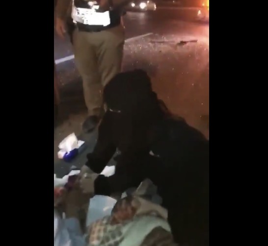 “بالفيديو”ممرضتان سعوديتان تنقذان بالصدفة مصابا في حادث مروري بحائل!