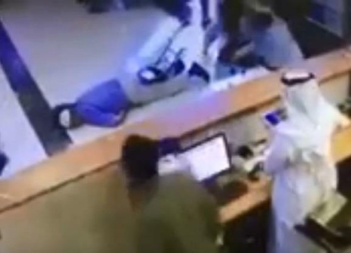 ممرض سعودي يعمل في استقبال أحد فنادق المدينة المنورة ينقذ حياة حاج تعرض للاختناق