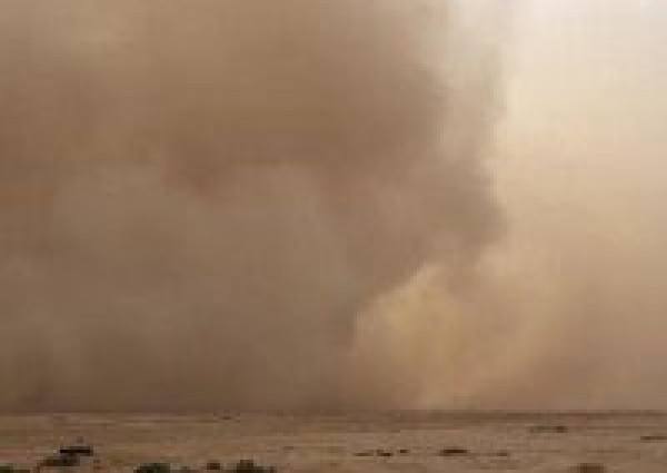 عاصفة رملية تضرب القصيم وتحجب سماءها( فيديو) “البـوابة الأعلامية “