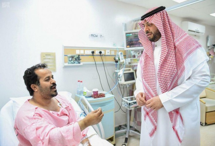 “أمير الحدود الشمالية” يزور المرضى المنوّمين بمستشفى عرعر المركزي