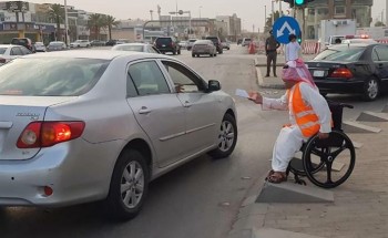 شاهد.. “متحدو الإعاقة” يوزعون وجبات الإفطار على المارة قبيل المغرب في الرياض