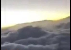 بالفيديو: طيارون سعوديون يفطرون فوق سماء الرياض ويتفاجؤون بعدم غروب الشمس