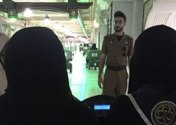 أول مرة.. عربات نقل كهربائية في المسجد الحرام تقودها نساء (صور)
