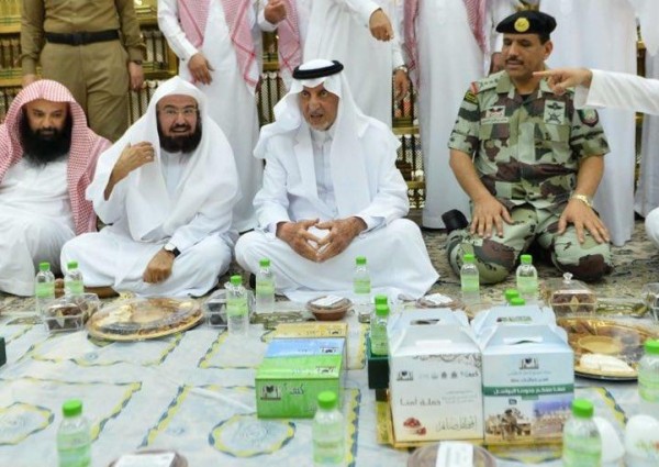 شاهد.. خالد الفيصل يشارك رجال الأمن طعام الإفطار بالمسجد الحرام