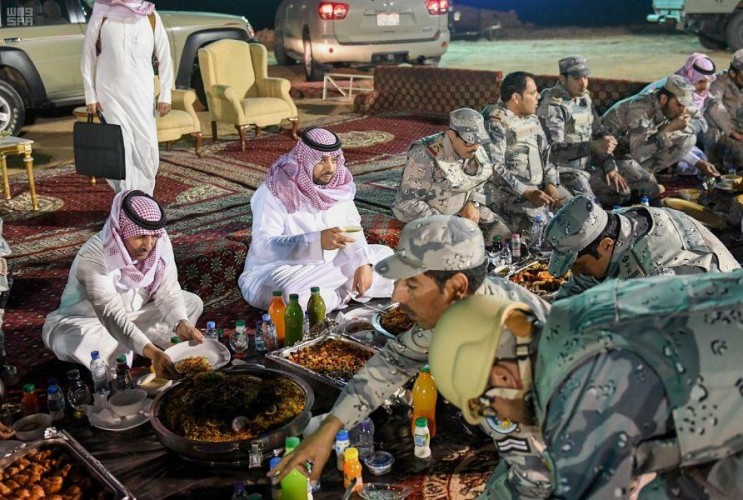 بالصور.. أمير الحدود الشمالية يشارك رجال حرس الحدود طعام الإفطار