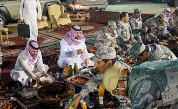 بالصور.. أمير الحدود الشمالية يشارك رجال حرس الحدود طعام الإفطار