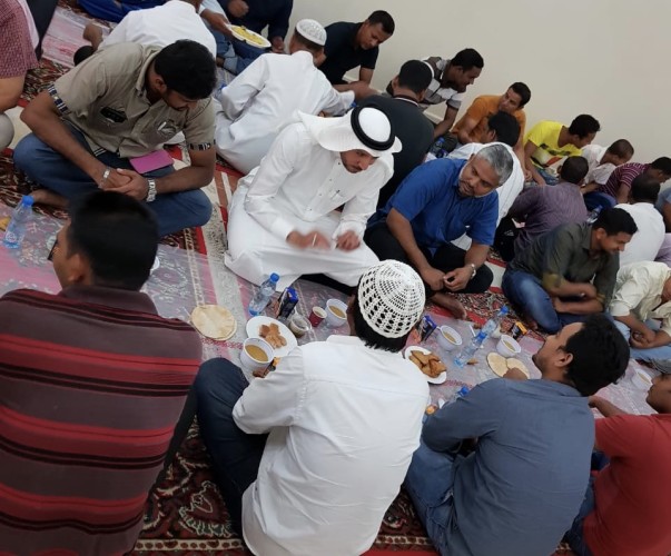 مدير الشؤون الصحية بمنطقة مكة يتناول الإفطار مع العاملين بشركة الصيانة