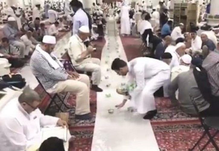 شاهد.. أسر في المدينة المنورة تتوارث عادة تقديم الإفطار خلال رمضان لزوار المسجد النبوي