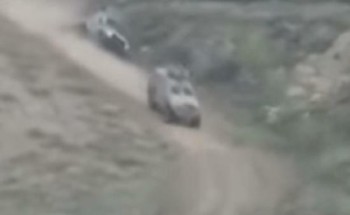 بالفيديو..جندي سعودي يقتحم خطوط ميليشيات الحوثي ويغامر بحياته لإنقاذ زملائه