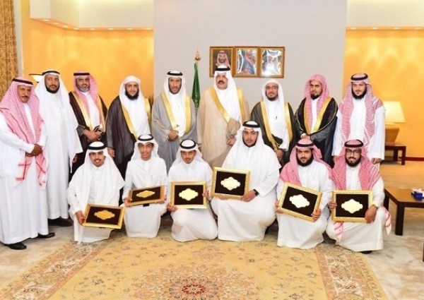 أمير حائل يكرم طلاب الجمعية الخيرية لتحفيظ القرآن الكريم
