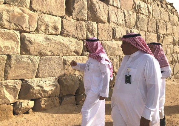 بعيداً عن الرسميات.. الأمير جلوي بن عبدالعزيز في جولة داخل أحياء نجران التراثية القديمة (فيديو وصور)