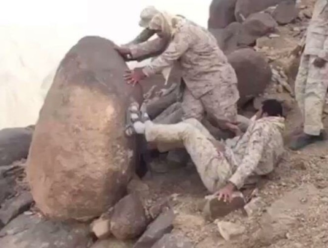 شاهد.. مرابطون بالحد الجنوبي يزيحون صخرة ضخمة يتحصن خلفها الحوثيون