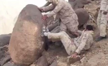 شاهد.. مرابطون بالحد الجنوبي يزيحون صخرة ضخمة يتحصن خلفها الحوثيون