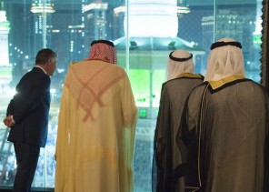 بالصور.. الملك سلمان وولي العهد ينظرون للمعتمرين من قصر الصفا مع قادة “قمة مكة”