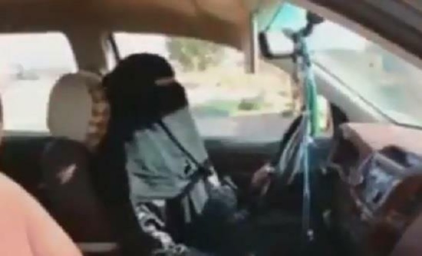 بالفيديو.. قصة امرأة تقود السيارات من 20 سنة في البادية وتستخدم السيارة السابعة