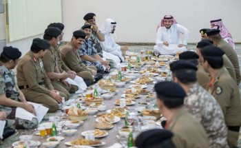 بالصور.. وزير الداخلية يستقبل قادة أمن العمرة ويتناول معهم الإفطار بجوار المسجد الحرام
