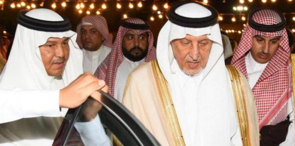 شاهد.. الأمير خالد الفيصل يعزي الفنان محمد عبده في وفاة شقيقه