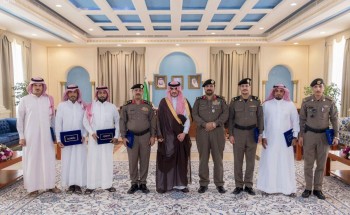 أمير الجوف يكرم عدداً من رجال الأمن نظير جهودهم في حفظ أمن المواطن والمقيم