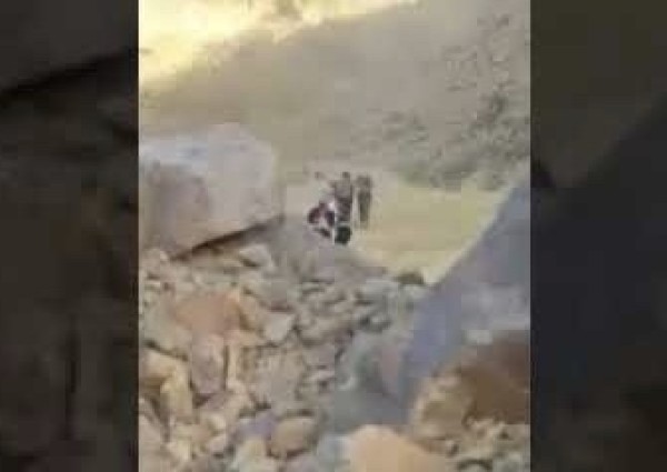 شاهد.. مقطع فيديو يوثق إنقاذ مواطنين فوق جبل وعر بالمدينة عبر “هليكوبتر”