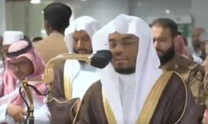 فيديو.. ياسر الدوسري يؤم المصلين ‏وسط زخات المطر لأول مرة كإمام للمسجد الحرام