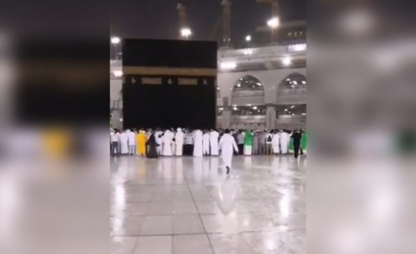 أجواء روحانية.. الصلاة تحت الأمطار بالمسجد الحرام (فيديو)