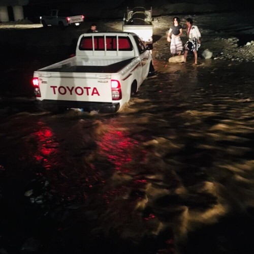 فريق فزعة يُنقذ عائلة أُحتجزت سيارتهم في أحد أودية ملاطس بمحافظة الريث