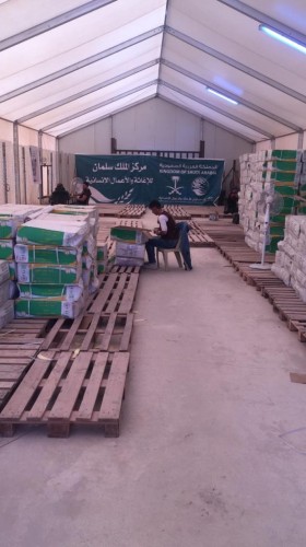 مركز الملك سلمان للإغاثة يباشرتوزيع الحقائب المدرسية على الطلاب السوريين في مخيم الازرق
