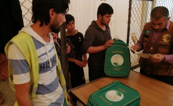 مركز الملك سلمان ضمن محطته الثانية في مخيم الازرق يوزيع الحقائب المدرسية على أبناء اللاجئين السوريين