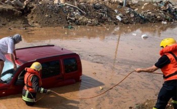 بالصور.. مدني مكة ينجح في إنقاذ شخص احتجزته مياه السيول